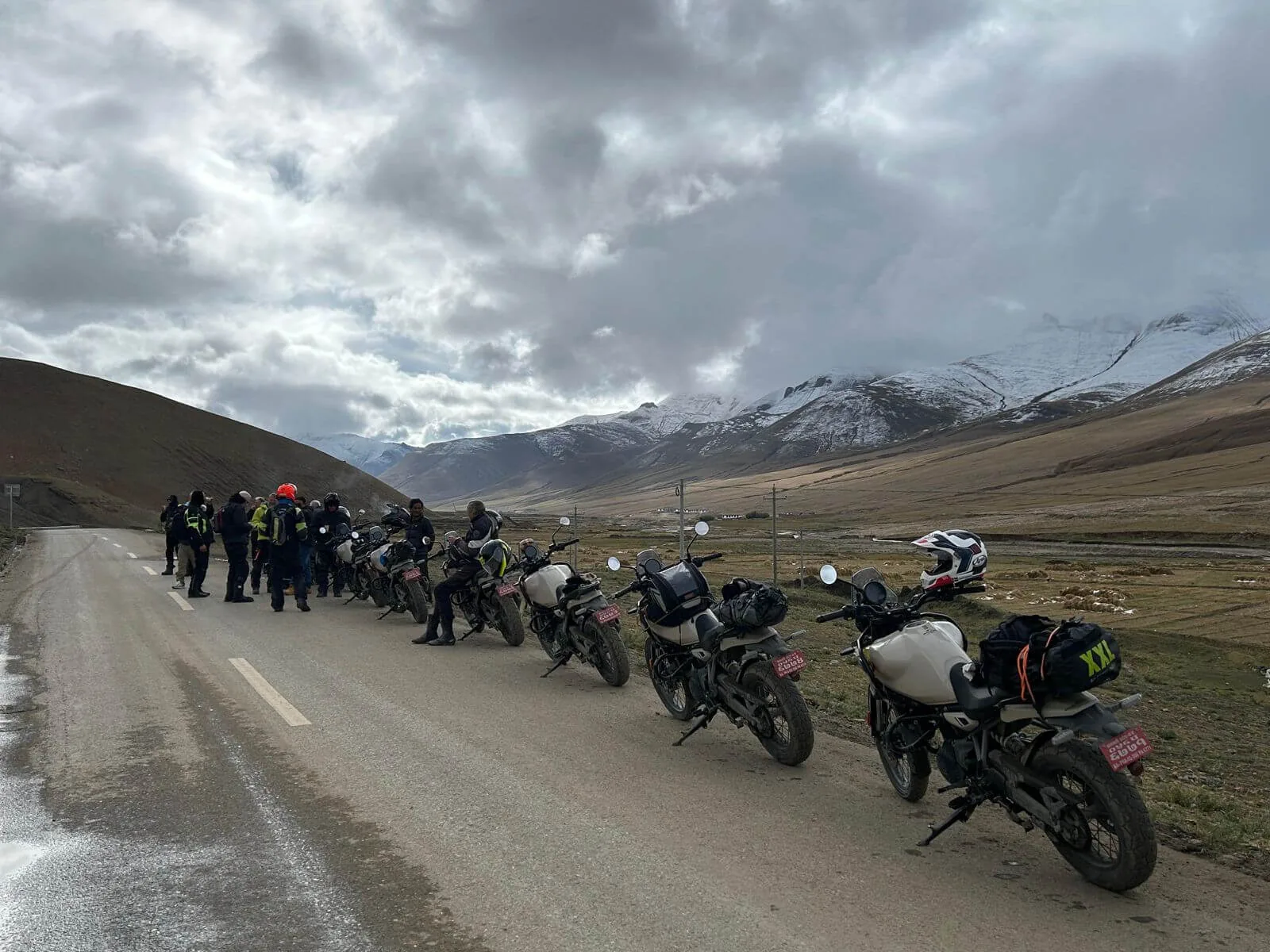 Motos stationnées dans une vallée enneigée