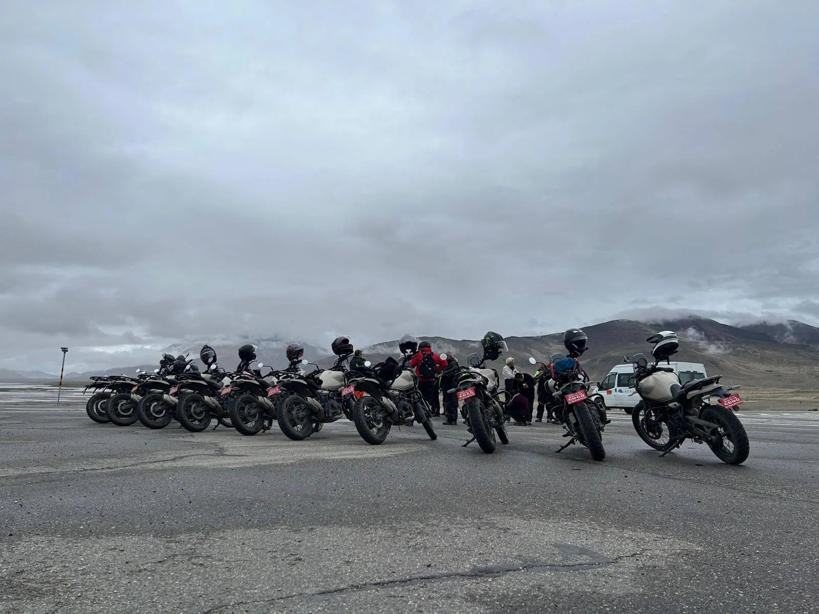 Motos alignées sous un ciel de haute altitude