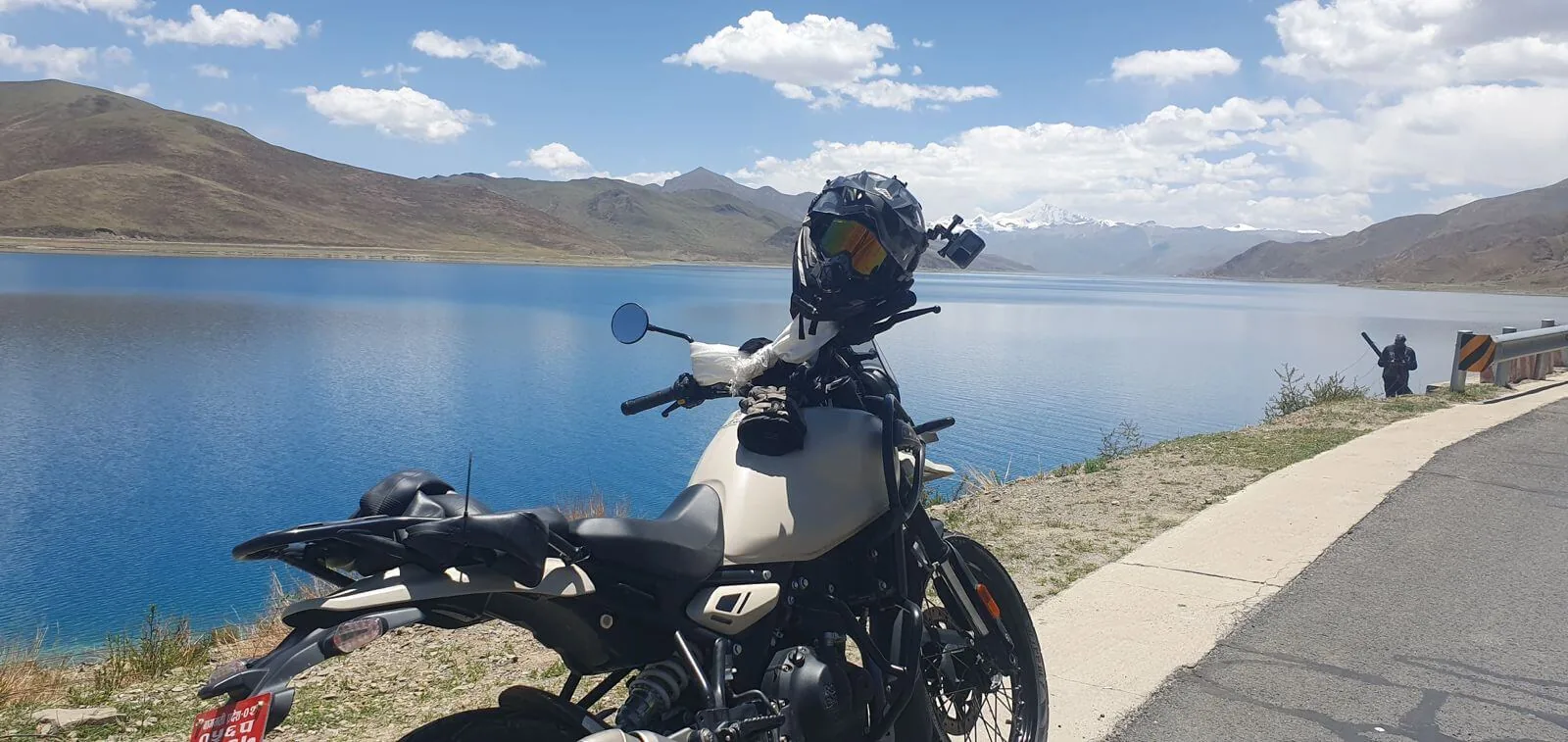 Royal Enfield devant un lac de haute altitude