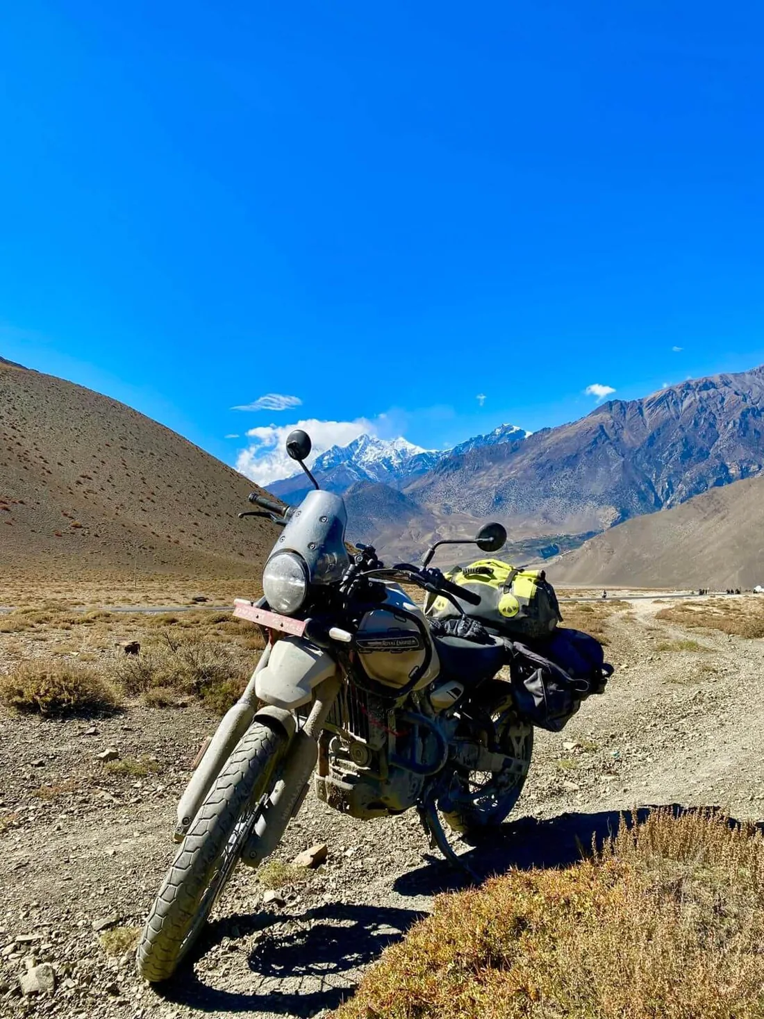 Royal Enfield dans un paysage d’altitude au Népal