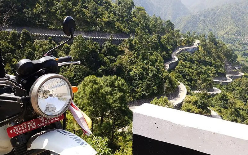 Route sinueuse dominant une vallée du Népal