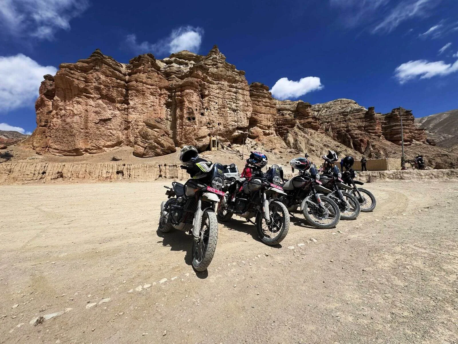 Motos devant les falaises ocre du Mustang