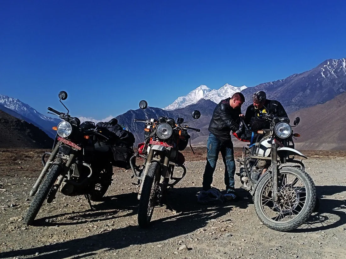 Motos et voyageurs dans un environnement de haute montagne
