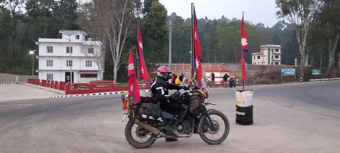 Moto portant les drapeaux du Népal